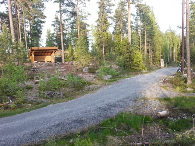 Populær rasteplass sommer som vinter. Bålplass og mange sitteplsser.